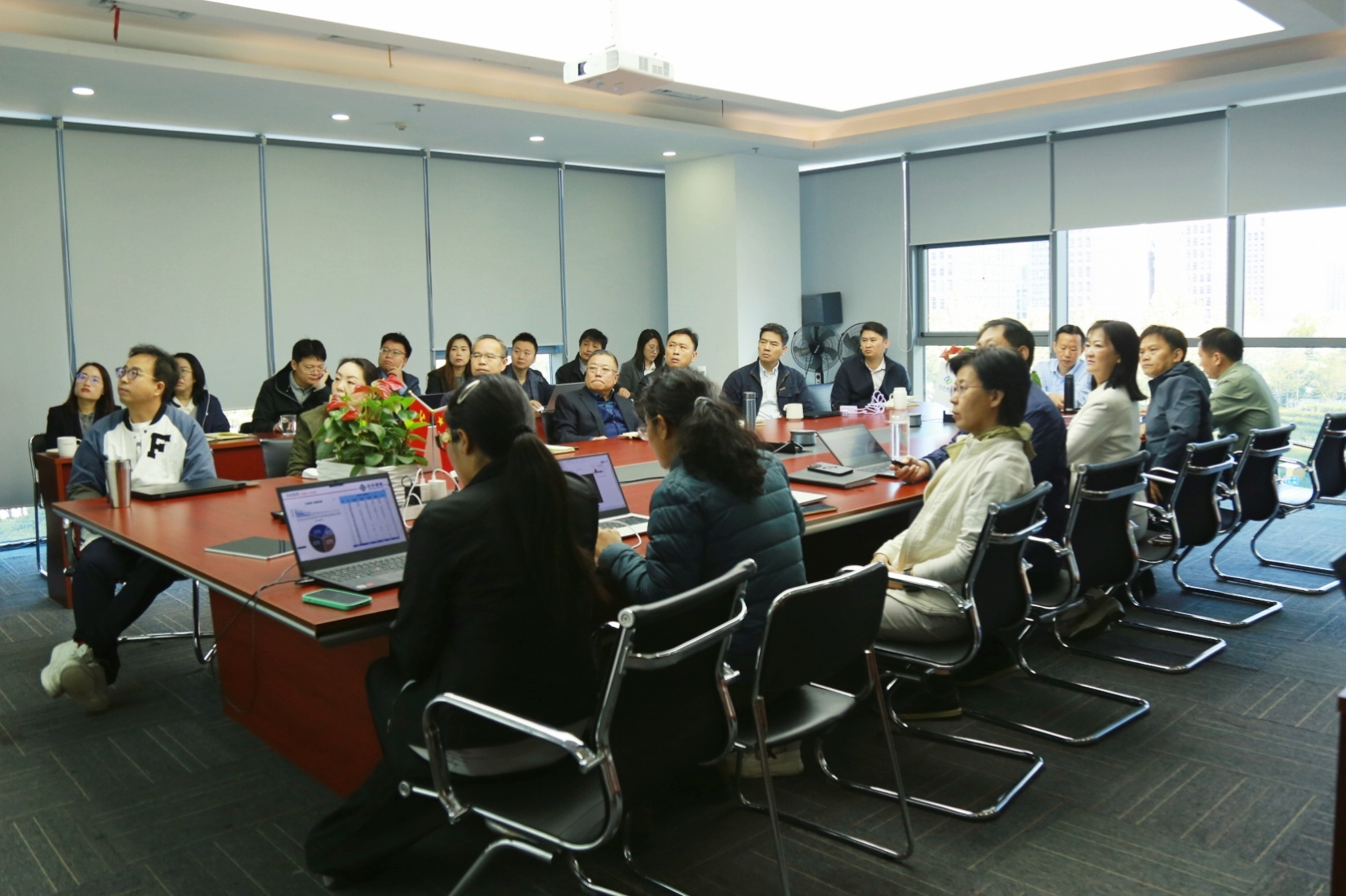 集團旗下中環(huán)寰慧集團召開第三季度經(jīng)營分析會暨2024-2025采暖季啟動會